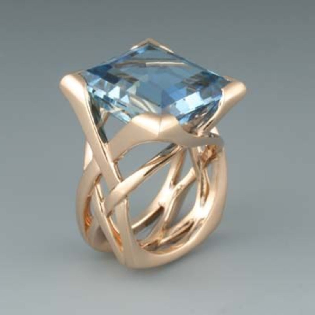 Anello in oro rosa con zircone blu vintage