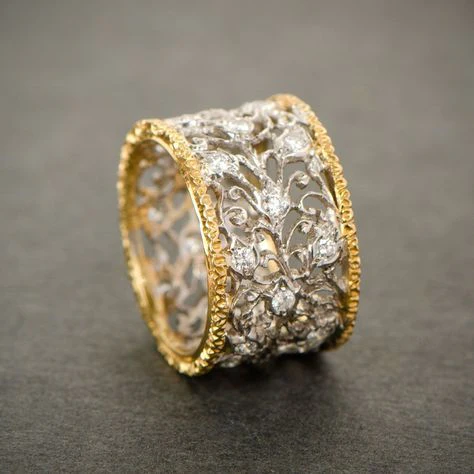 MIKA | Anello vintage con zirconi e design a edera