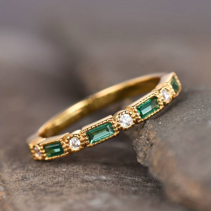 ALEX | Anillo dorado con circonitas verdes engastadas